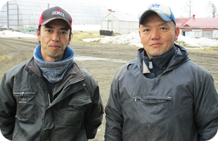 社長の日野裕一さん(右)と場長の栄二さん