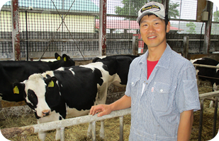 土・草・牛の循環型酪農を追求する鈴木敏文さん