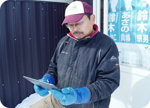 タブレットを見つめる対馬さん