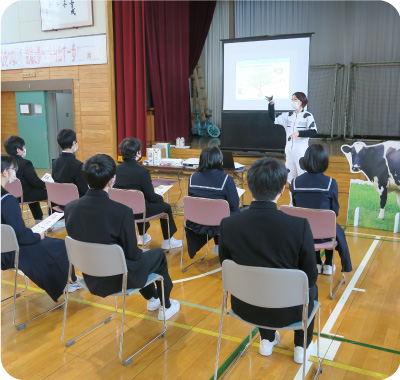 北海道内の中学校での出前授業のようす