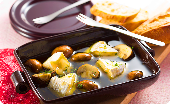 カマンベールときのこのアヒージョ 北海道のおいしさを まっすぐ よつ葉